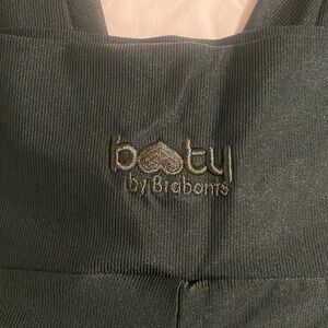 NWOT FLAWLESS PAIR OF BBB HI-SHINE LEGGINGS IN FOREST GREEN 🍀